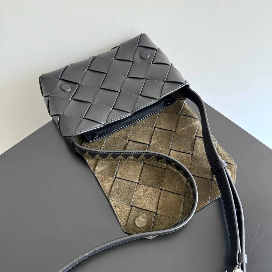 Batch 1860 BOTTEGA VENETA new Diago crossbody bag The dynamic silhouette is built diagonally to show the unique ingenuity. As a member of the B family's early autumn series, it uses the highest quality calfskin. The entire bag is softer, thick and weighty, and durable. It is equipped with an adjustable strap. The texture of the 3cm wide leather strap is very similar to the litchi pattern. It is slightly stiffer than the litchi pattern. It is low-key, luxurious and full of connotation. It is refreshing and comfortable to match the upper body. Hu Yitian was also successfully captured by it. Style number: 795637 (817921) Size: 22.5*16.5*5.5cm
